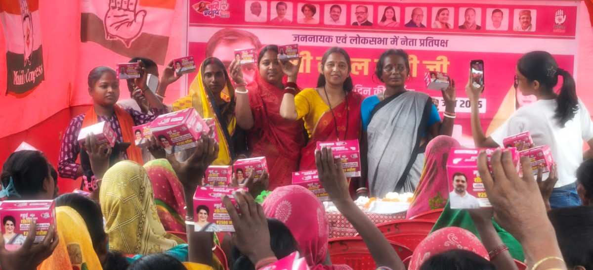 डंडखोरा में राहुल गांधी के जन्मदिन पर केक काटते महिला कांग्रेस कार्यकर्ता।