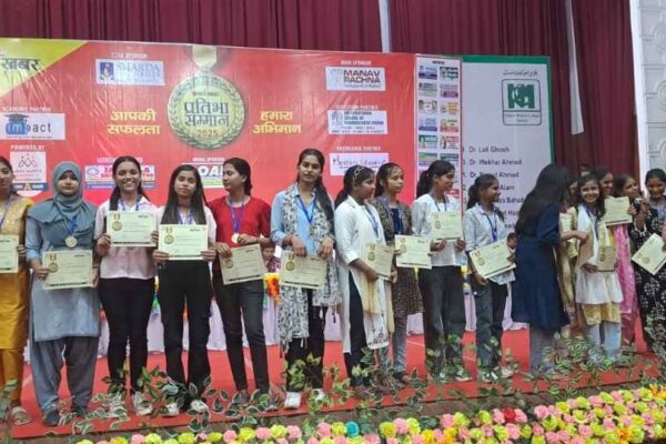 समारोह का शुभारंभ करते तारकिशोर प्रसाद और अन्य अतिथि।