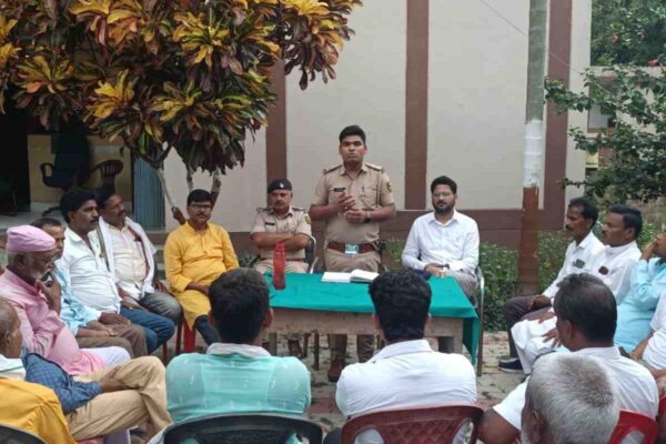 डंडखोरा थाना परिसर में मोहर्रम 2025 के लिए शांति समिति की बैठक में उपस्थित लोग