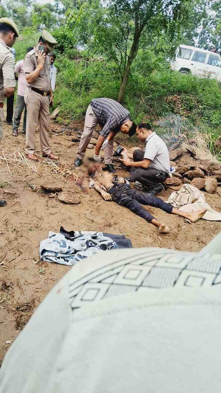 बिजनौर के चांदपुर में जंगल में जलती चिता से छोटे भाई का शव बरामद करती पुलिस और फॉरेंसिक टीम।