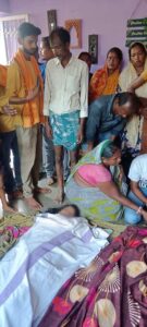 कटिहार के गोरफर गुमटी टोला में सांप के डसने से मृत दो सगी बहनों के घर के बाहर शोक में डूबे ग्रामीण और परिवारजन।