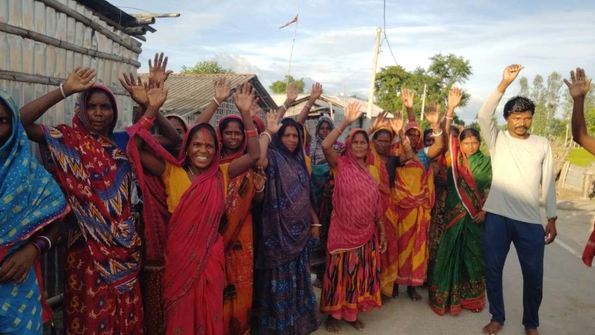 कटिहार के कंदरपल्ली महादलित टोला में शराब के खिलाफ प्रदर्शन करतीं उषा देवी, अनिता देवी समेत अन्य महिलाएं और पुलिस की छापेमारी।