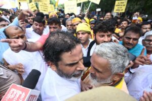 प्रशांत किशोर के नेतृत्व में जन सुराज कार्यकर्ता 23 जुलाई 2025 को पटना के पटेल गोलंबर पर पुलिस बैरिकेड का सामना करते हुए विधानसभा घेराव के दौरान प्रदर्शन करते हुए।