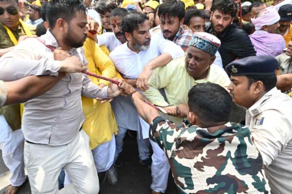 प्रशांत किशोर के नेतृत्व में जन सुराज कार्यकर्ता 23 जुलाई 2025 को पटना के पटेल गोलंबर पर पुलिस बैरिकेड का सामना करते हुए विधानसभा घेराव के दौरान प्रदर्शन करते हुए।