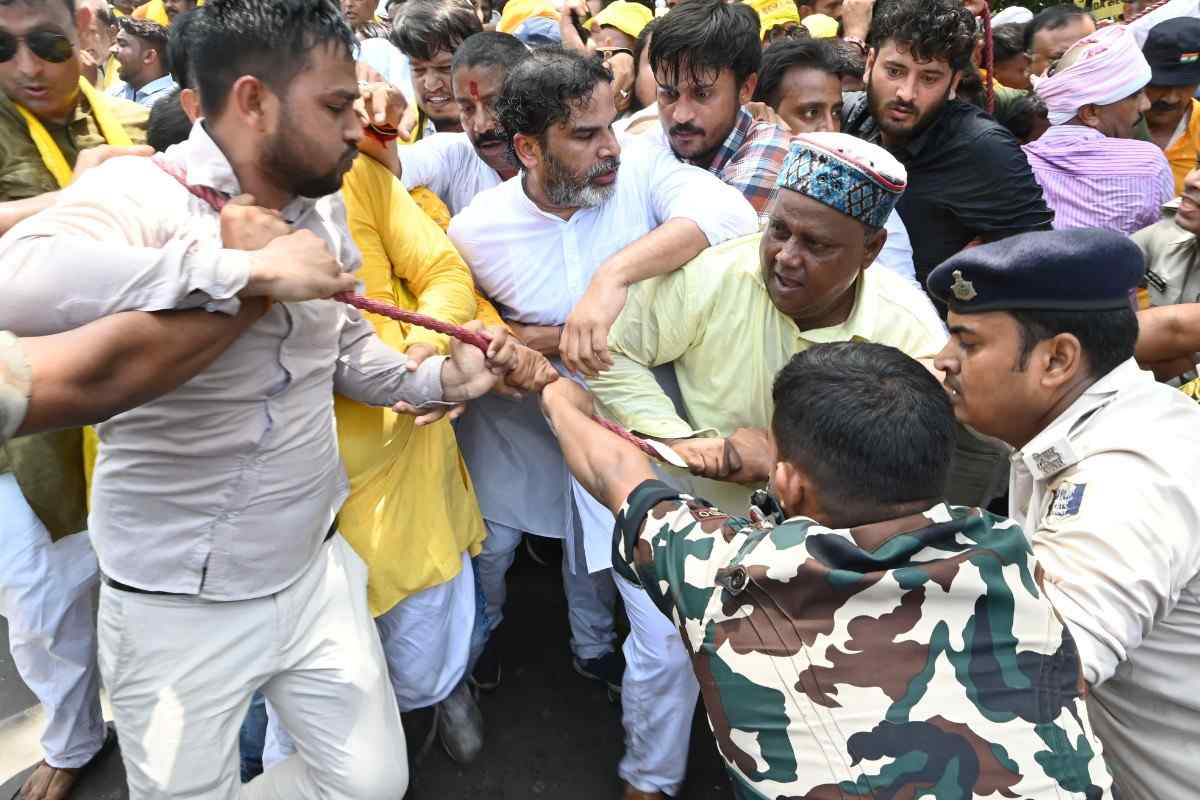 प्रशांत किशोर के नेतृत्व में जन सुराज कार्यकर्ता 23 जुलाई 2025 को पटना के पटेल गोलंबर पर पुलिस बैरिकेड का सामना करते हुए विधानसभा घेराव के दौरान प्रदर्शन करते हुए।