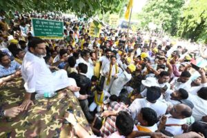 प्रशांत किशोर के नेतृत्व में जन सुराज कार्यकर्ता 23 जुलाई 2025 को पटना के पटेल गोलंबर पर पुलिस बैरिकेड का सामना करते हुए विधानसभा घेराव के दौरान प्रदर्शन करते हुए।