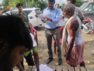 जिला पदाधिकारी मनेश कुमार मीणा डंडखोरा के सौरिया पंचायत में विधानसभा चुनाव 2025 के लिए मतदाता सूची पुनरीक्षण का निरीक्षण करते हुए