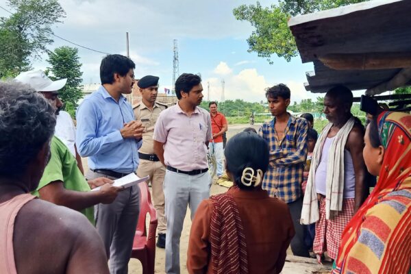 जिला पदाधिकारी मनेश कुमार मीणा डंडखोरा के सौरिया पंचायत में विधानसभा चुनाव 2025 के लिए मतदाता सूची पुनरीक्षण का निरीक्षण करते हुए