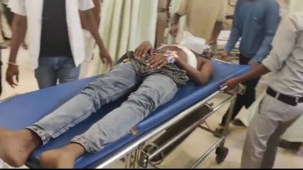 मालन नदी के जर्जर पुल पर टूटी रेलिंग के पास नदी में गिरा ट्रक, प्रशासनिक बचाव कार्य चल रहा है।