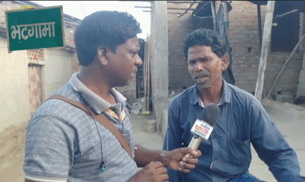 पूर्णिया के टेटगामा गांव में डायन प्रथा के नाम पर जिंदा जलाए गए आदिवासी परिवार के शवों के पास जांच करती पुलिस और फॉरेंसिक टीम।