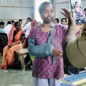 कटिहार के टीवी टावर मोहल्ला में 11 अगस्त 2025 को कांग्रेस जिलाध्यक्ष सुनील कुमार यादव के नेतृत्व में पीड़ित ईसाई समुदाय से मुलाकात करता प्रतिनिधिमंडल।