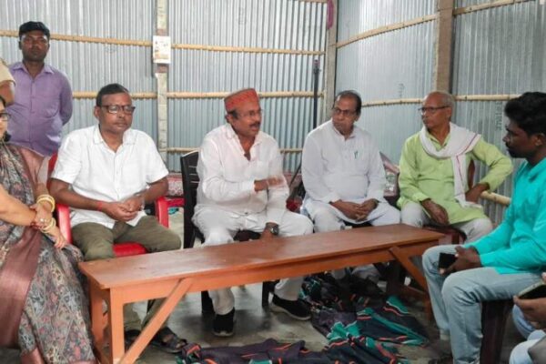 कटिहार के टीवी टावर मोहल्ला में 11 अगस्त 2025 को कांग्रेस जिलाध्यक्ष सुनील कुमार यादव के नेतृत्व में पीड़ित ईसाई समुदाय से मुलाकात करता प्रतिनिधिमंडल।