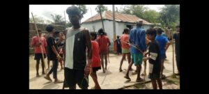 कटिहार के खैरा संथाली टोला में मखाना खेत विवाद के बाद मारपीट से घायल लोगों को अस्पताल ले जाते हुए।