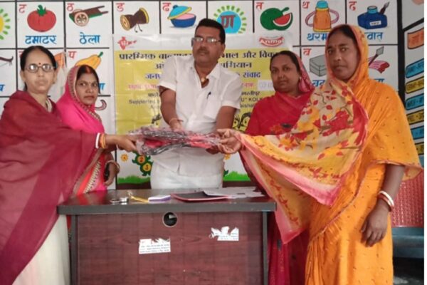 हाजीपुर के आँगनवाड़ी केंद्र में जनप्रतिनिधि सह सामुदायिक संवाद कार्यक्रम