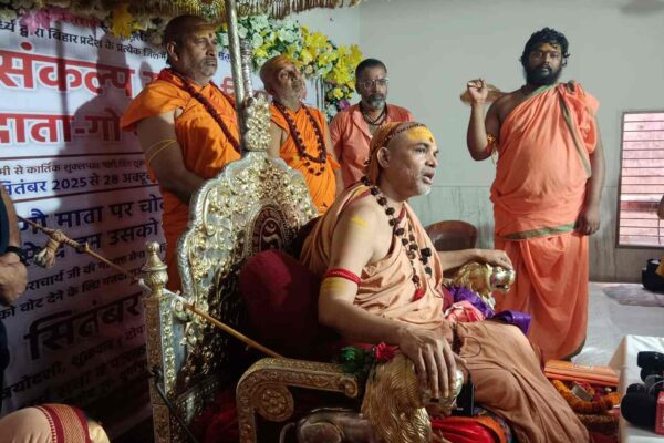 शंकराचार्य स्वामी अविमुक्तेश्वरानंद सरस्वती गौ मतदाता संकल्प यात्रा में सभा को संबोधित करते हुए