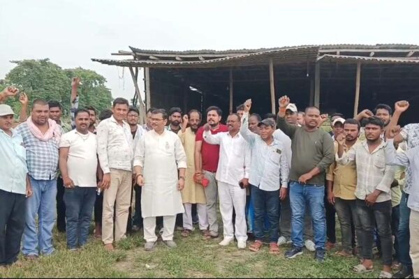 कटिहार में राजद पाठशाला अभियान में वाइट बोर्ड पर तेजस्वी यादव के विकास मॉडल की व्याख्या