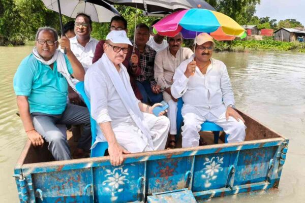 कटिहार सांसद तारिक अनवर बरारी-मनिहारी के बाढ़ग्रस्त क्षेत्रों का दौरा करते हुए