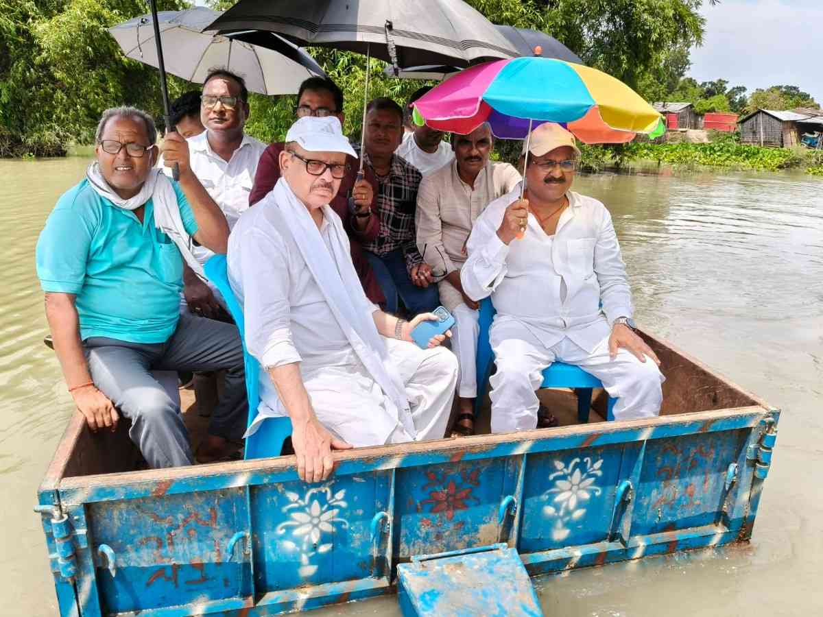 कटिहार सांसद तारिक अनवर बरारी-मनिहारी के बाढ़ग्रस्त क्षेत्रों का दौरा करते हुए