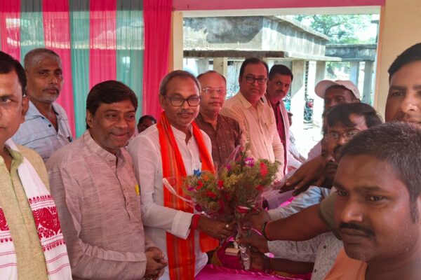 कटिहार में एनडीए बैठक में दुलाल गोस्वामी को संबोधित करते नेता