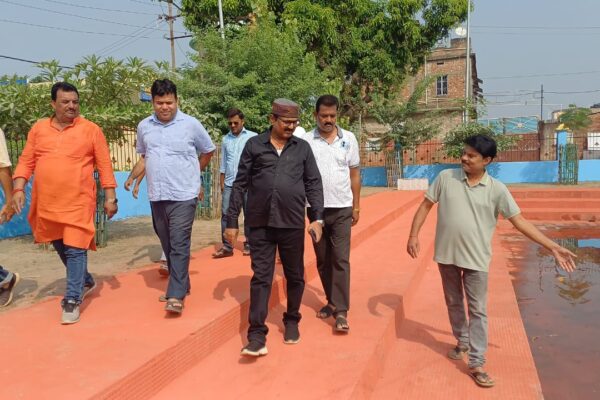 कटिहार में छठ पूजा घाट का जायजा लेते सुनील कुमार यादव और कांग्रेस कार्यकर्ता