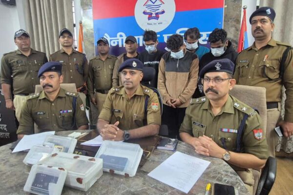 हल्द्वानी में साइबर फ्रॉड गैंग के गिरफ्तार सदस्यों के साथ बरामद उपकरण