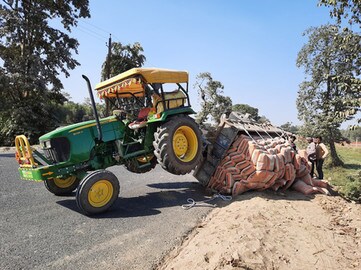कटिहार के प्राणपुर में पलटा हुआ सीमेंट लदा ट्रैक्टर