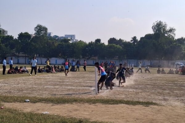 कटिहार में खो-खो प्रतियोगिता का उद्घाटन करते जिला अधिकारी मनेश कुमार मीणा !