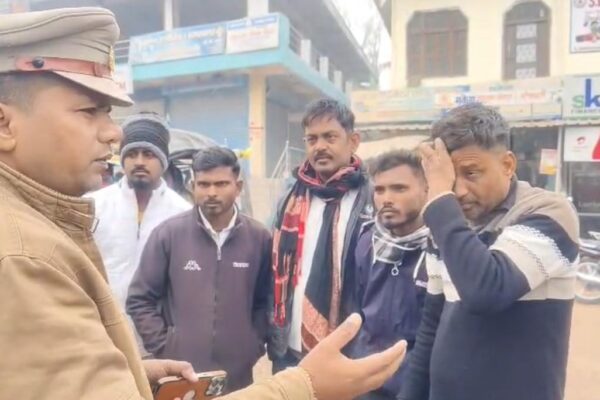 महोबा में यातायात पुलिस का कोहरे में जागरूकता अभियान