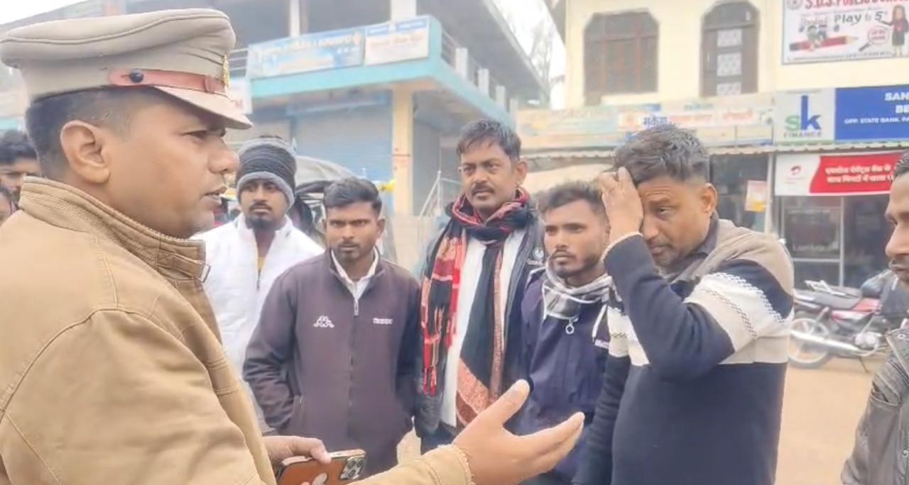 महोबा में यातायात पुलिस का कोहरे में जागरूकता अभियान