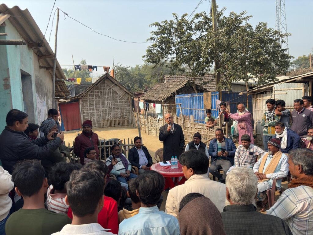 कटिहार सांसद तारिक अनवर ने प्राणपुर ब्लॉक के बंगुरूवा गांव में मनरेगा बचाओ अभियान के तहत मजदूरों से मुलाकात की।